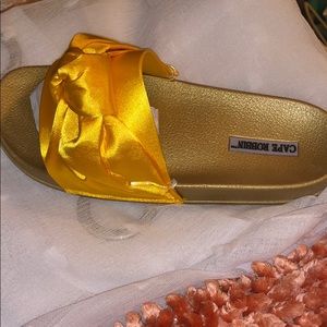 Gold / yellow slides Cape Robbin